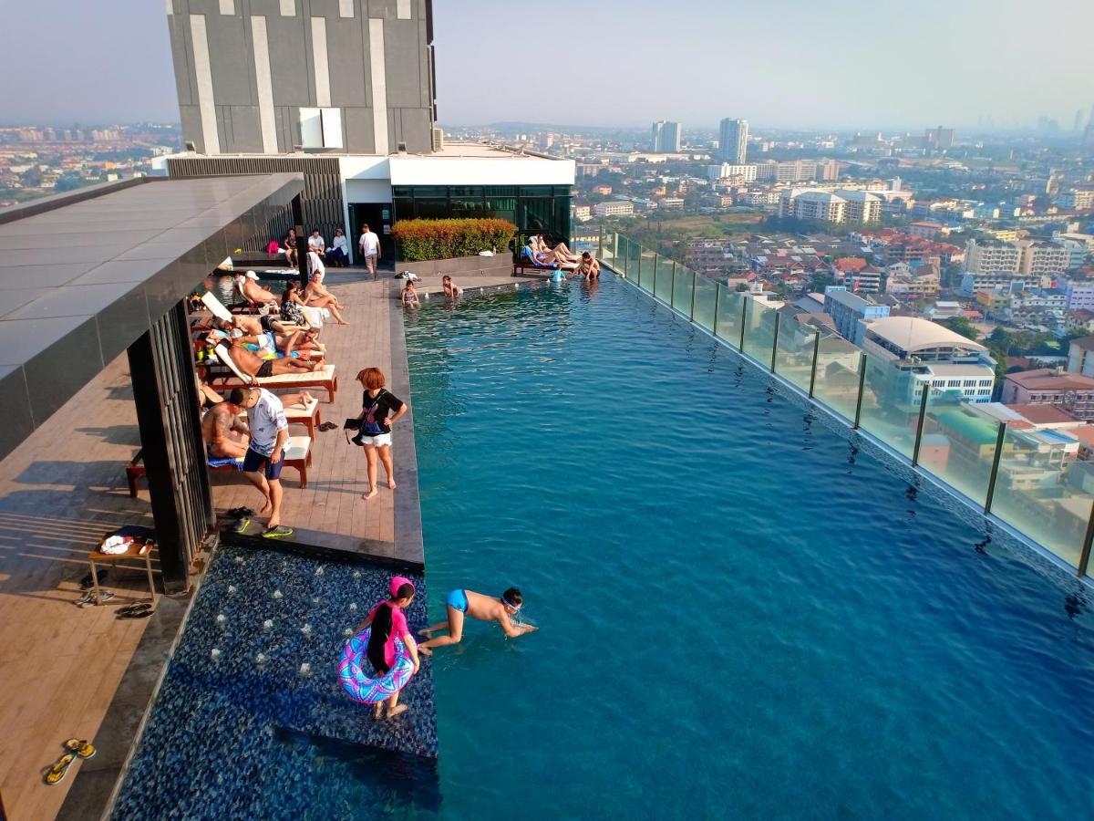 The Base Horizon Central Pattaya Exteriör bild