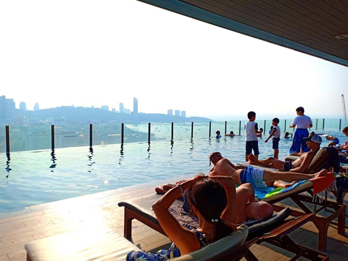The Base Horizon Central Pattaya Exteriör bild
