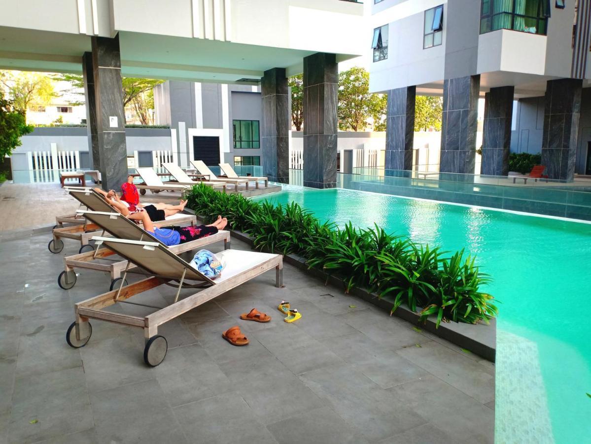 The Base Horizon Central Pattaya Exteriör bild